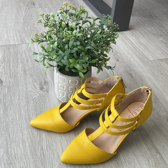 Chic pointy toe heels in yellow - Picture 2 of 3